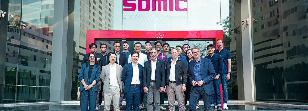 Header SOMIC APAC - Team picture in front of the SOMIC Office in Bangkok