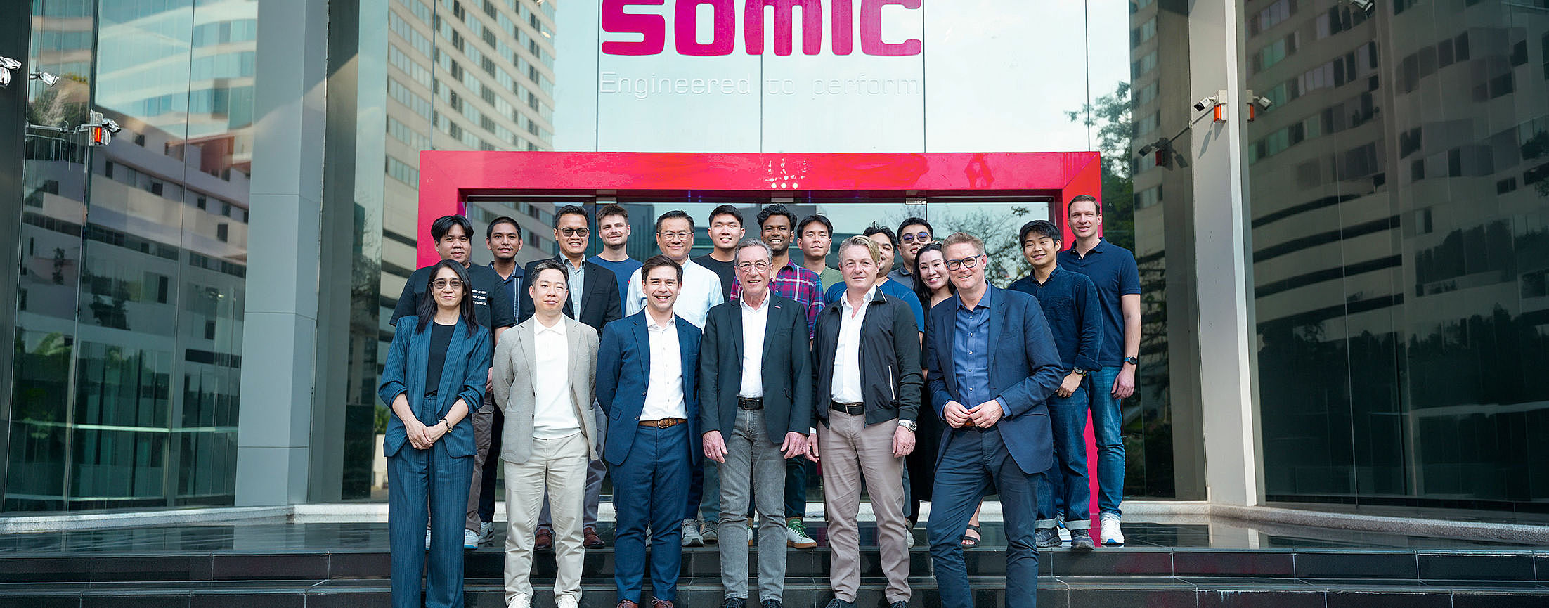 Header SOMIC APAC - Team picture in front of the SOMIC Office in Bangkok